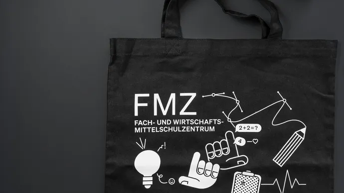 zebi zentralschweizer bildungsmesse messestand fmz fachmittelschule luzern szenografie tasche bag lanyard bleistift giveaway 2