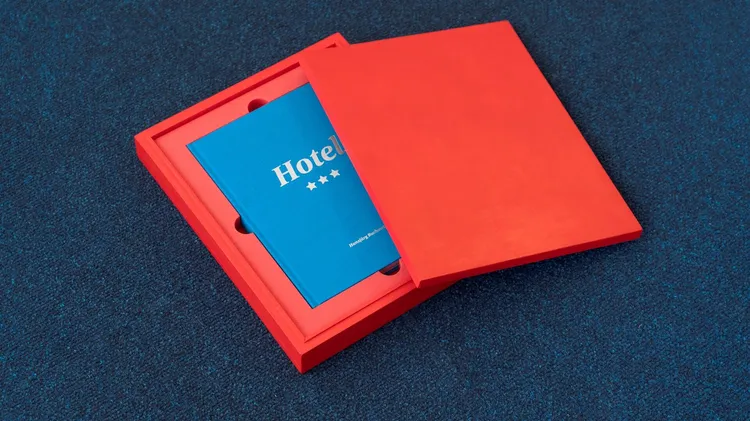 hansjuerg buchmeier künstler kunst buch hotel editorial fotografie top secret cover schuber kiste