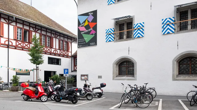 museum luzern was wiegt demokratie ausstellung szenografie beschriftung banner