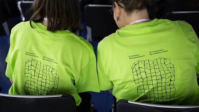 identität szenografie screen animation stiftungssymposium 2025 swissfoundations t shirt