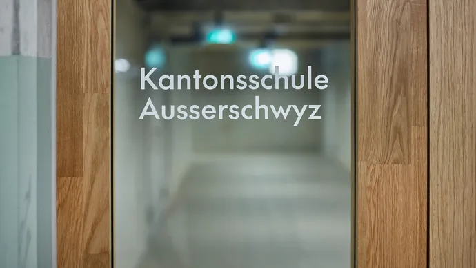 Equipe visuelle luzern emmenbruecke agentur grafik design signaletik kantonsschule ausserschwyz pfaeffikon sz hochbauamt kanton schwyz 006