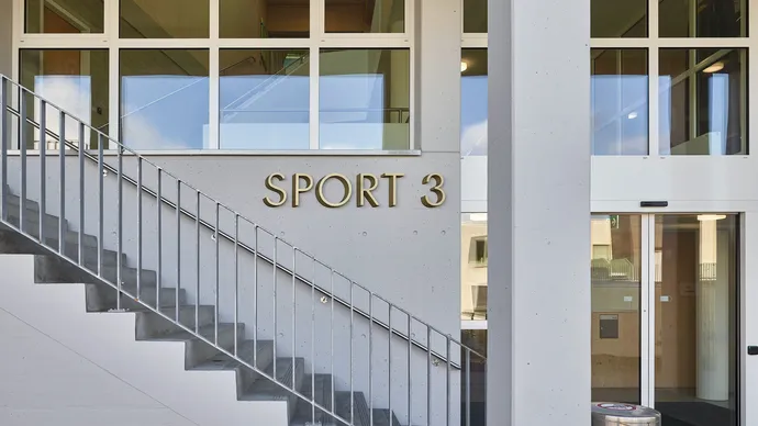 Equipe visuelle luzern emmenbruecke agentur grafik design signaletik kantonsschule ausserschwyz pfaeffikon sz hochbauamt kanton schwyz 008