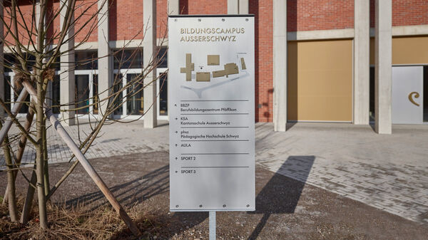 Equipe visuelle luzern emmenbruecke agentur grafik design signaletik kantonsschule ausserschwyz pfaeffikon sz hochbauamt kanton schwyz 014