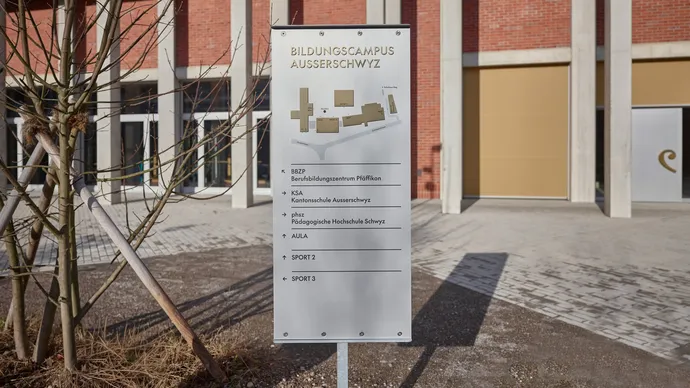 Equipe visuelle luzern emmenbruecke agentur grafik design signaletik kantonsschule ausserschwyz pfaeffikon sz hochbauamt kanton schwyz 014