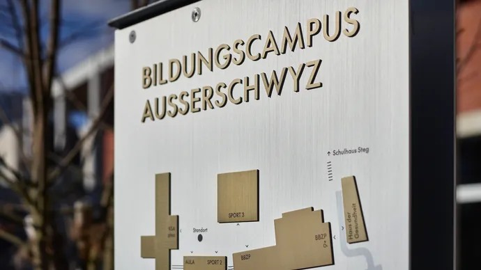 Equipe visuelle luzern emmenbruecke agentur grafik design signaletik kantonsschule ausserschwyz pfaeffikon sz hochbauamt kanton schwyz 015