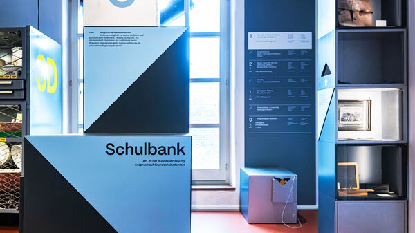 Equipe visuelle luzern emmenbruecke agentur grafik design museum luzern was wiegt demokratie ausstellung szenografie beschriftung 004