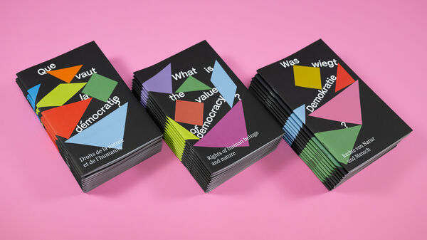 Equipe visuelle luzern emmenbruecke agentur grafik design museum luzern was wiegt demokratie ausstellung szenografie beschriftung animation broschur covers