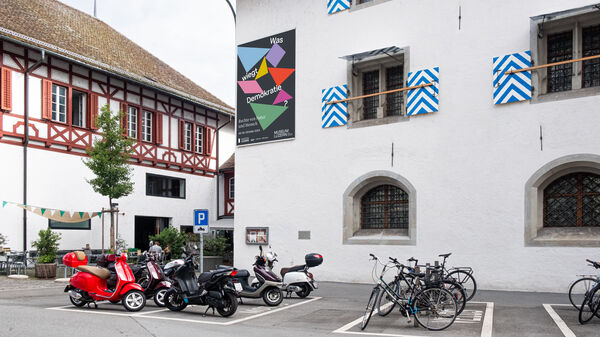 Equipe visuelle luzern emmenbruecke agentur grafik design museum luzern was wiegt demokratie ausstellung szenografie beschriftung banner