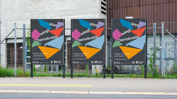 Equipe visuelle luzern emmenbruecke agentur grafik design museum luzern was wiegt demokratie ausstellung szenografie beschriftung plakate